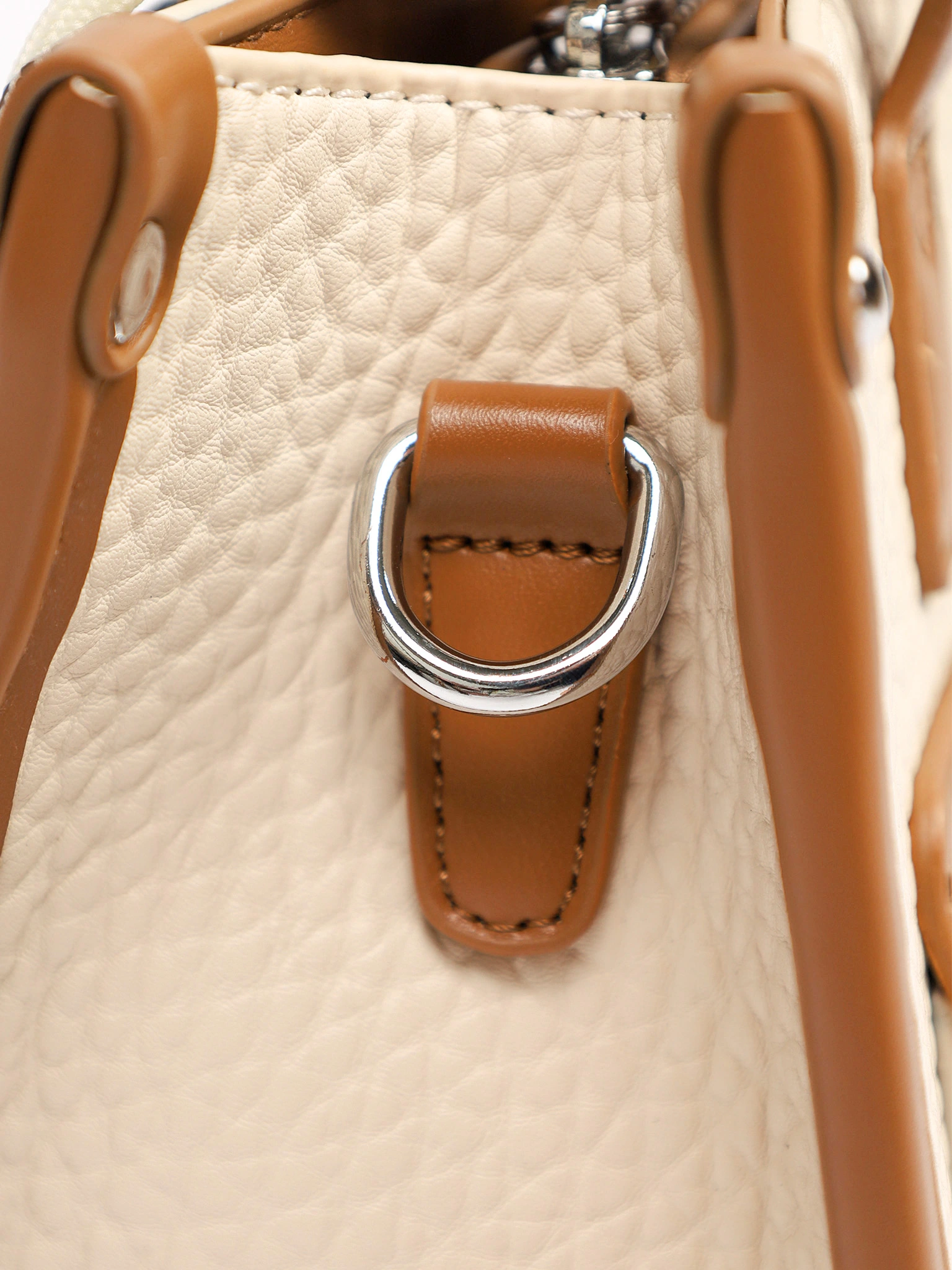 Сумка-тоут с декоративным брелком в ассортименте